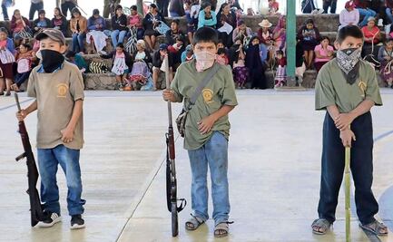 Fiscalía de Guerrero investiga a policías comunitarios que armaron a niños; obligaron a los menores a posar con las armas, dice carpeta
