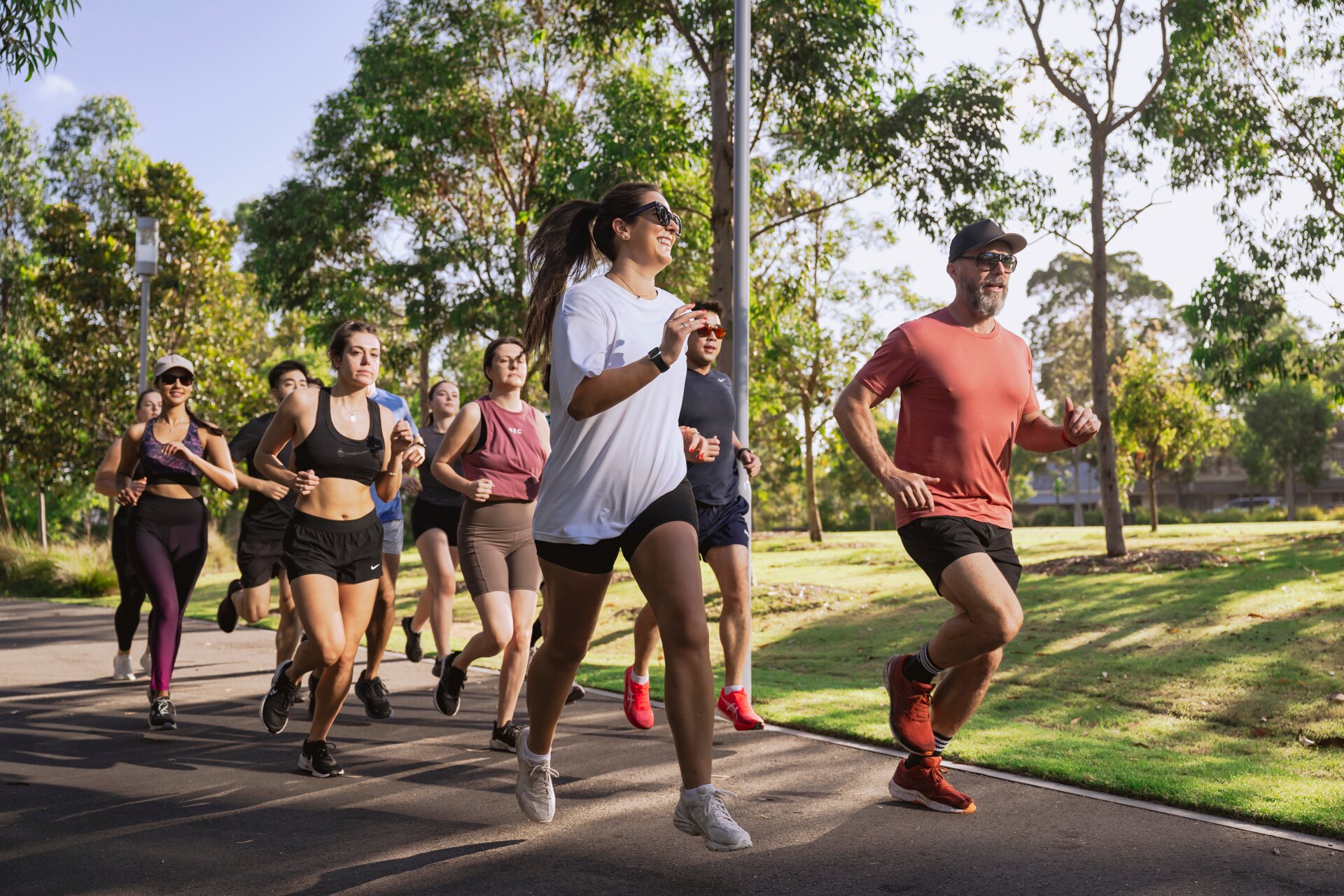 El running social o en español carrera conversacional implica mantener un ritmo durante el cual puedas hablar cómodamente con frases completas con tus compañeros mientras corres. 

Foto: Producción El Universal Puebla