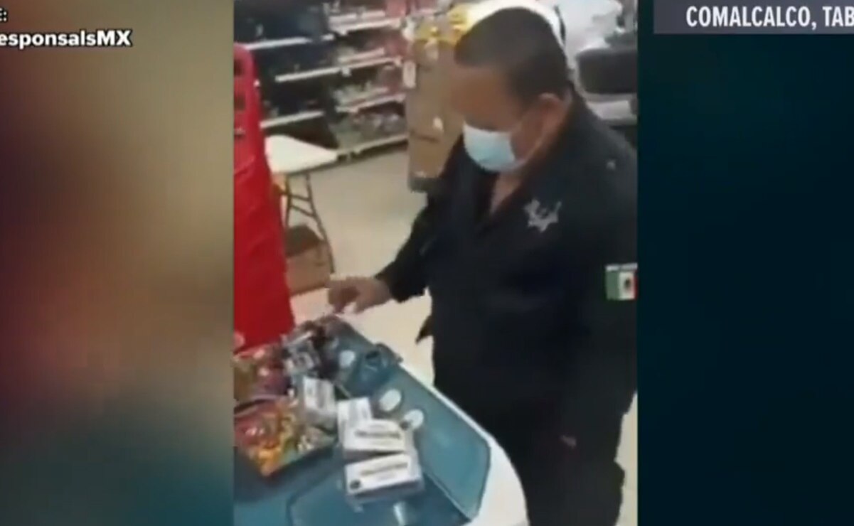 "Sácalo todo"; exhiben en redes a policía por robar dulces y medicamentos en supermercado de Tabasco