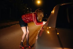 "Así me voy y así regreso", el nuevo trend en redes sociales que promueve la prostitución