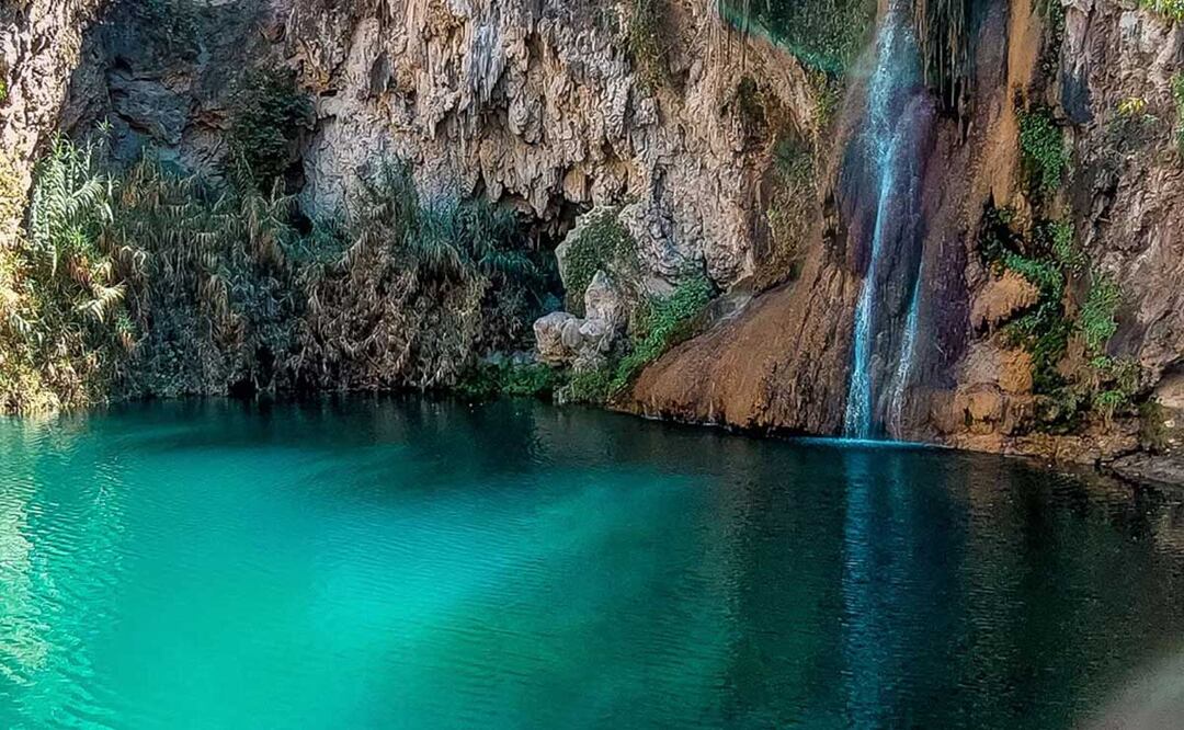Un manantial color turquesa y otro con peces son algunas opciones para ir a pasear en Puebla | Foto: Instagram juca_limon