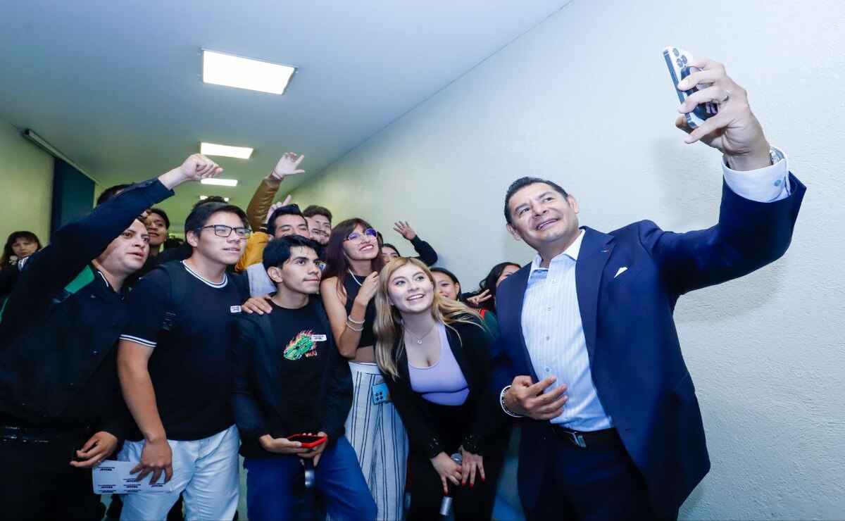 Jóvenes, motor de la transformación de Puebla: Armenta