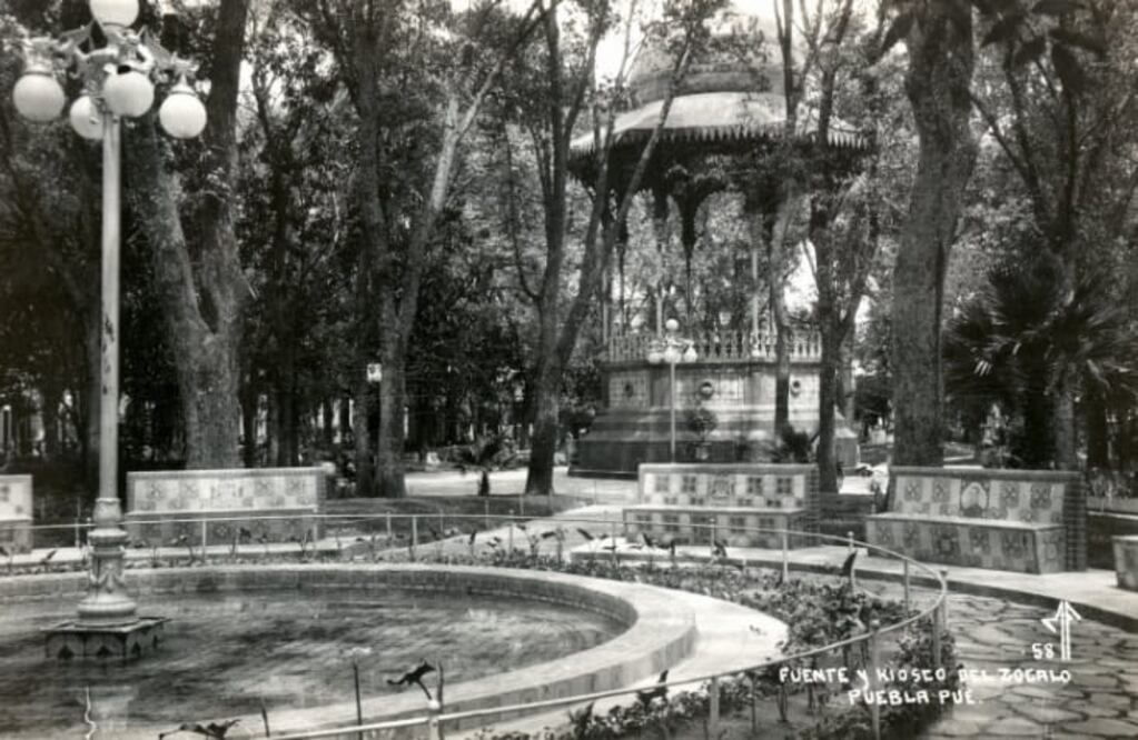 En el Zócalo había hermosas bancas de azulejos con el escudo de Puebla | Facebook Puebla Antigua