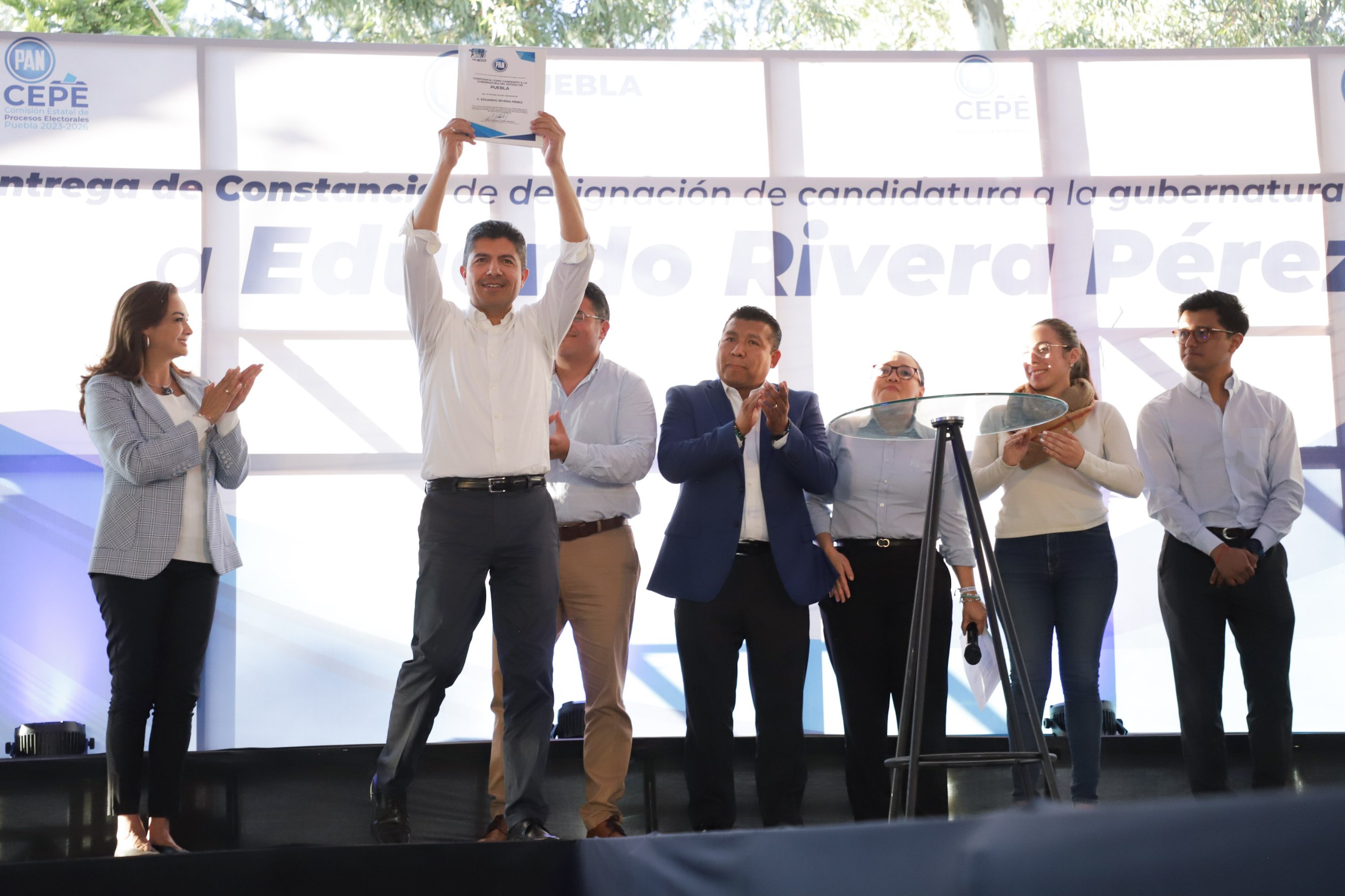 Lalo Rivera recibe constancia como candidato | EsImagen