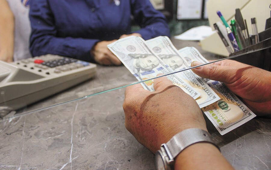Según expertos, una de las razones principales es la desaceleración del empleo en Estados Unidos, lo cual afecta directamente la capacidad de los migrantes para enviar dinero a sus familias.

Foto: Producción El Universal Puebla
