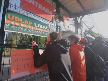 Alumnos UDLAP se ponen violentos e intentan derribar reja del campus