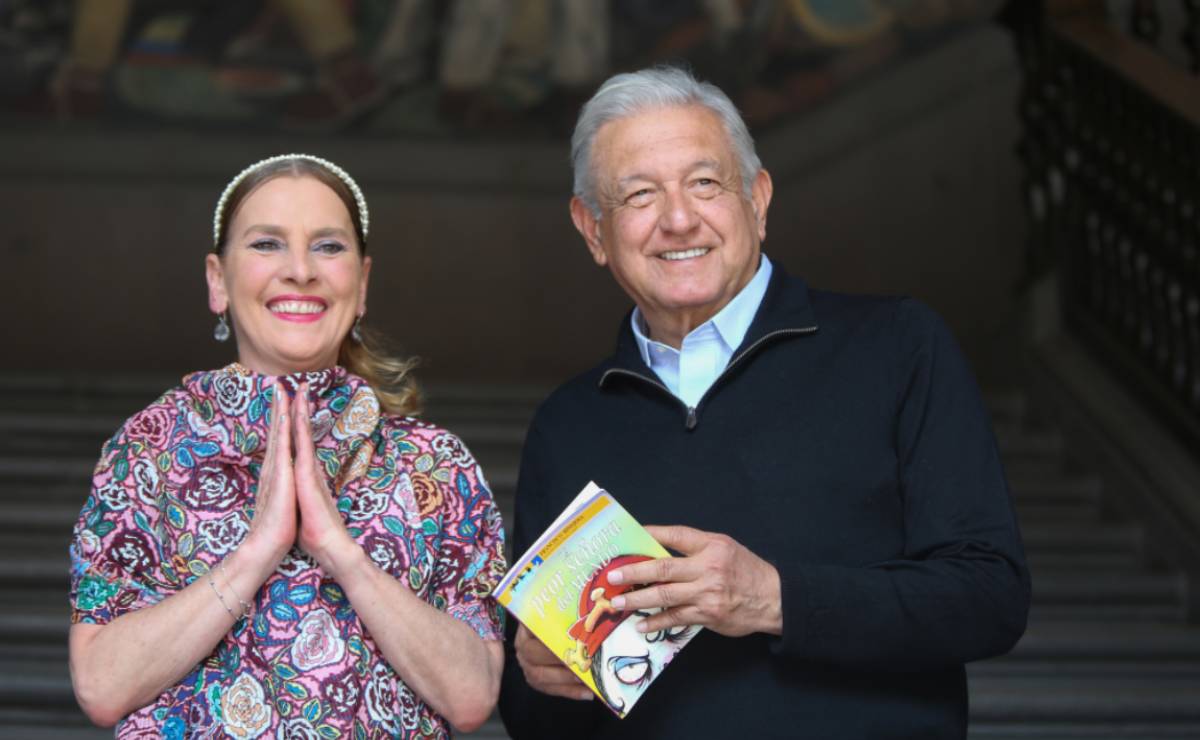 AMLO celebra el Día del Niño leyendo un cuento infantil. Foto: Especial