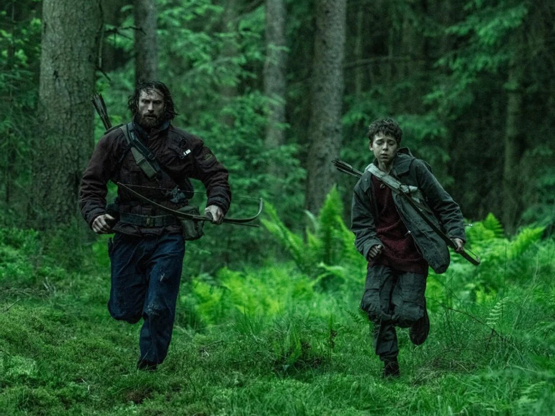 A pesar de su temprana edad, Alfie Williams (derecha) logra cargar con la responsabilidad de ser el protagonista de la cinta, entregando grandes escenas junto a Aaron Taylor-Johnson | Foto: Sony Pictures
