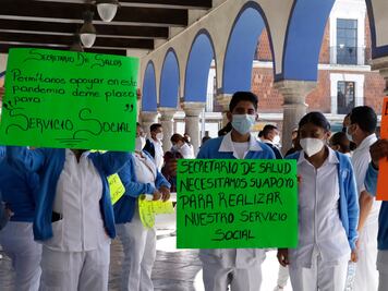 Protestan estudiantes por espacios para servicio social en el sector salud