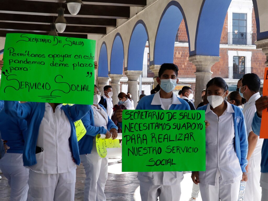 Protestan estudiantes por espacios para servicio social en el sector salud