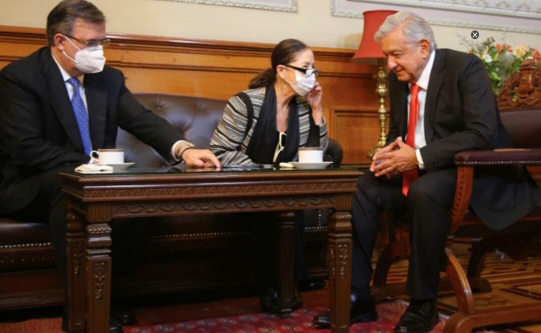 El presidente López Obrador estuvo acompañado en la conversación telefónica en su oficina de Palacio Nacional por Marcelo Ebrard. Foto: Twitter @lopezobrador_