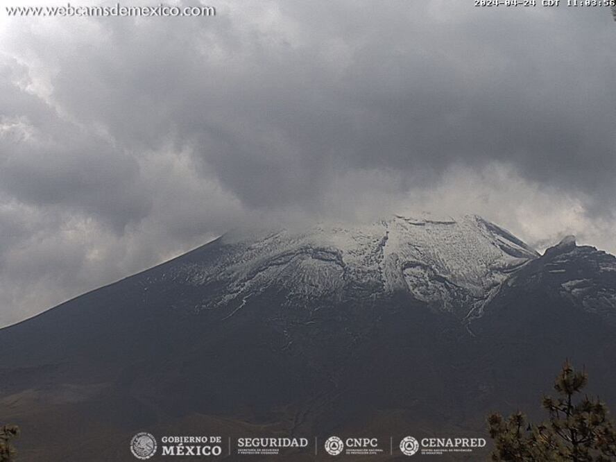 El volcán Popocatépetl se mantiene con exhalaciones de vapor de agua y gases volcánicos | Foto: Webcams de México