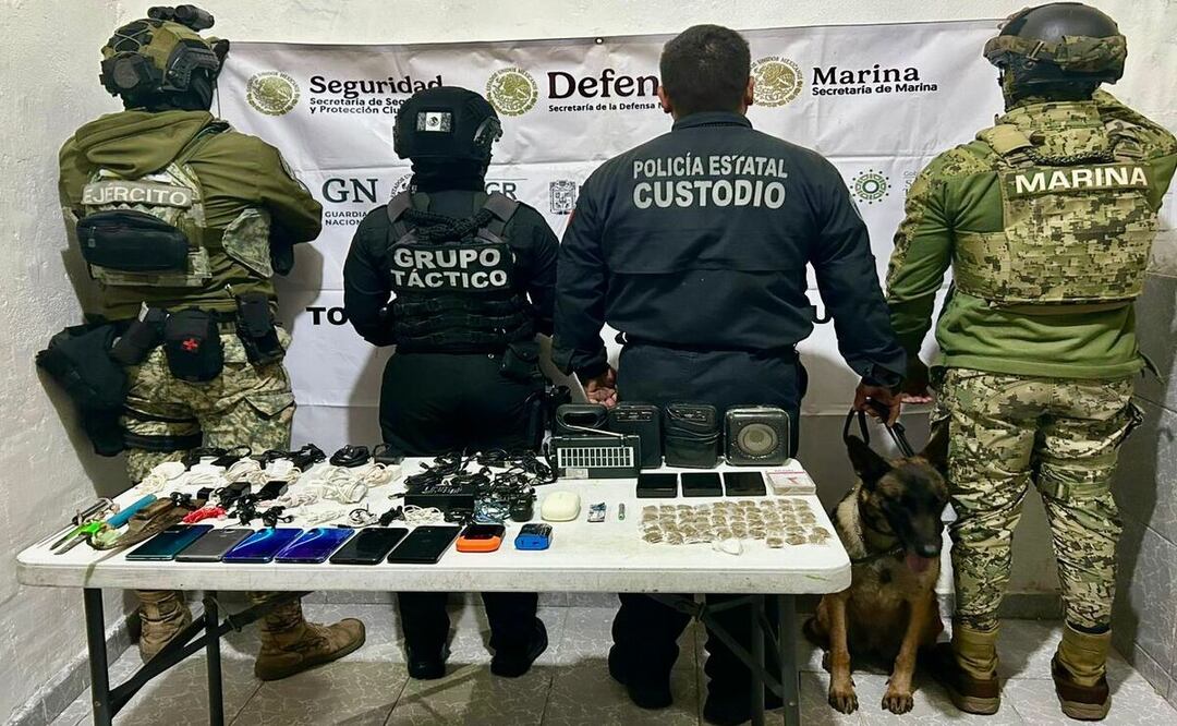 Fueron asegurados más de 50 envoltorios con posible marihuana, siete objetos punzocortantes y seis teléfonos | Foto: SSP