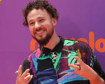 Luisito Comunica usa memes de 2022 para comercial navideño de Fasfú Burgers