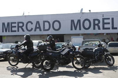Decomisan puestos ambulantes que vendían alcohol en el Mercado Morelos