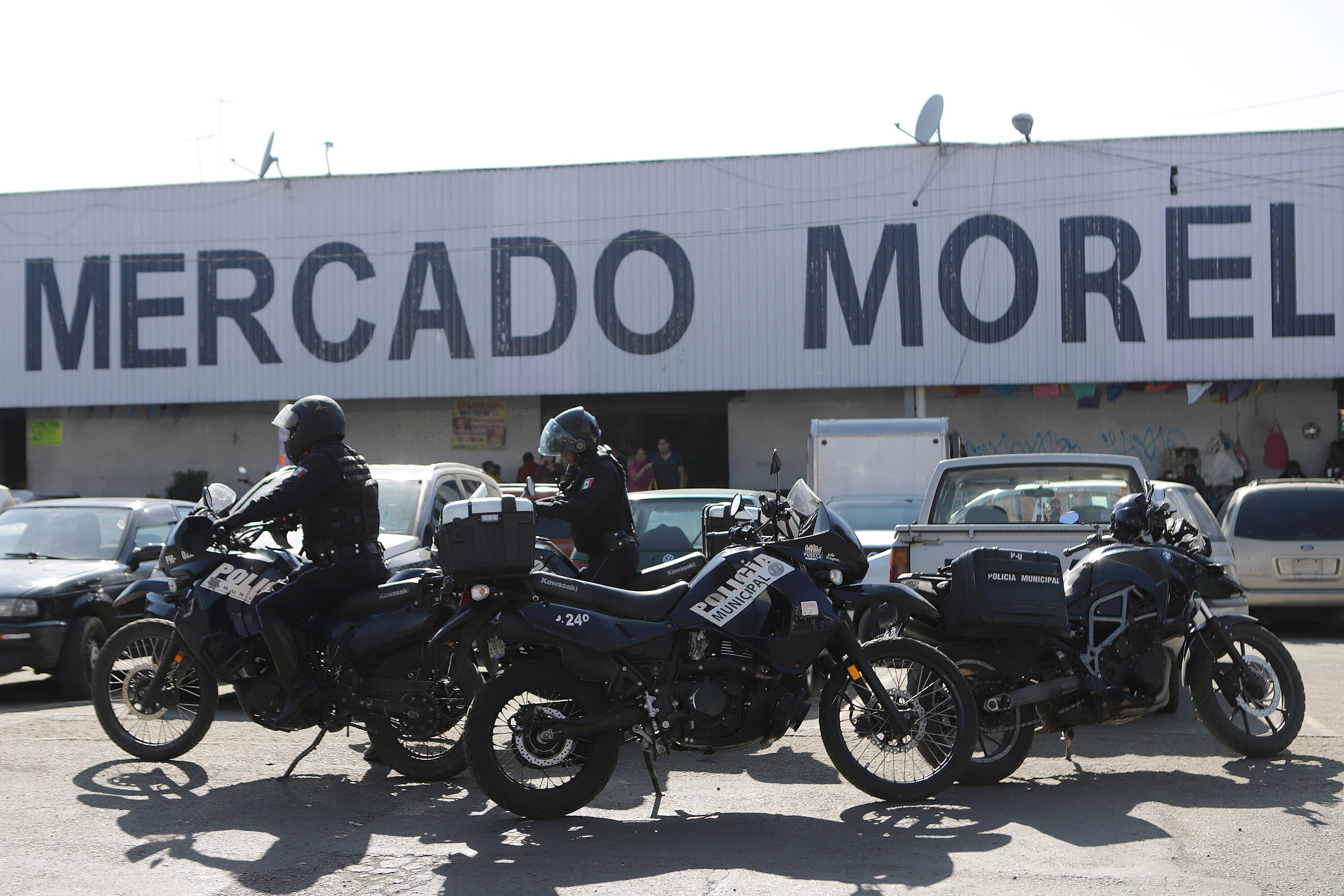 Decomisan puestos ambulantes que vendían alcohol en el Mercado Morelos