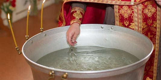 ¿Cómo bendecir agua para proteger tu hogar de malos espíritus?