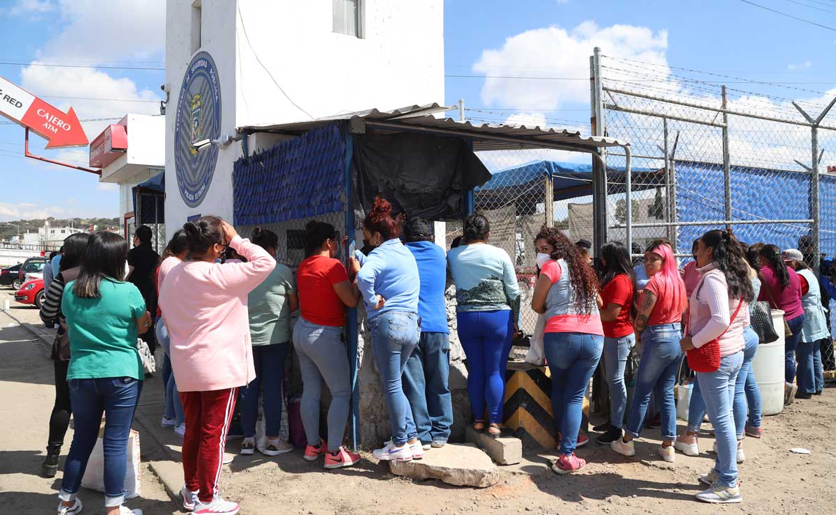 Protestan familiares de reclusos en el penal de San Miguel