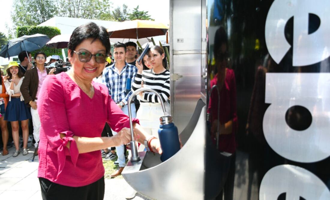 La rectora Lilia Cedillo puso en marcha la reapertura de bebederos para que las y los estudiantes puedan usarlos de forma segura | Foto: BUAP