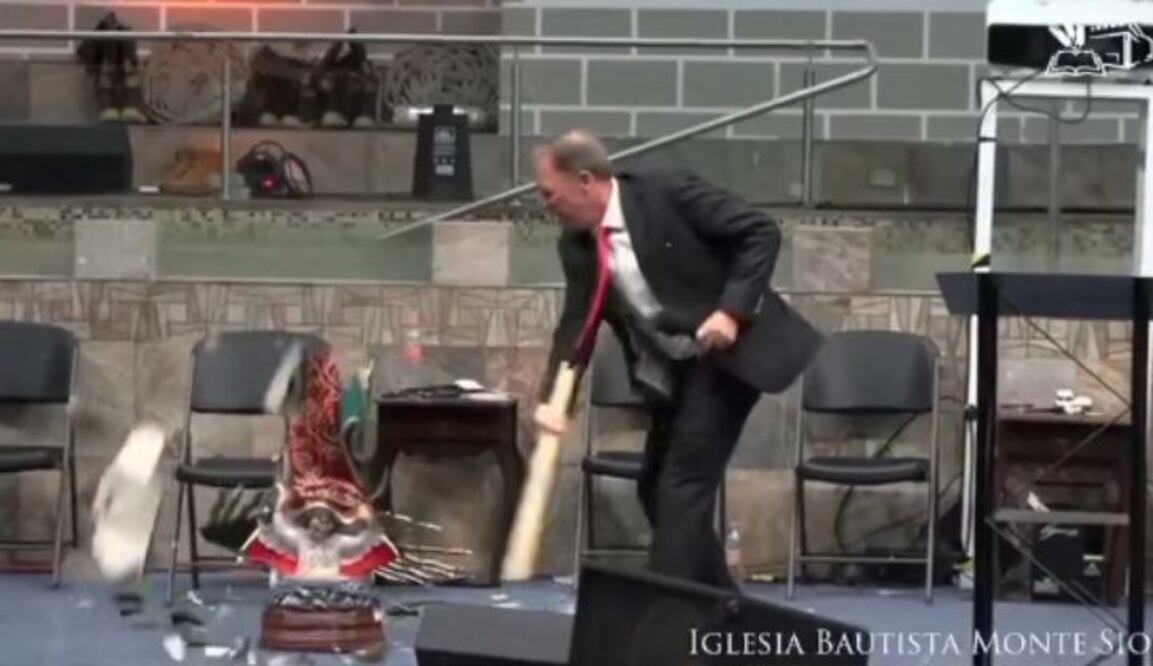 Este es el momento en el que el pastor destruye la imagen | Redes sociales