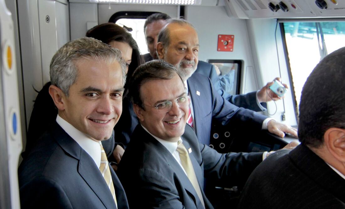 Miguel Ángel Mancera, Marcelo Ebrard y Carlos Slim en la cabina de manjeo de un tren de la Línea 12 del Metro, durante la inauguración, el 30 de octubre de 2012. Foto: Archivo El Universal