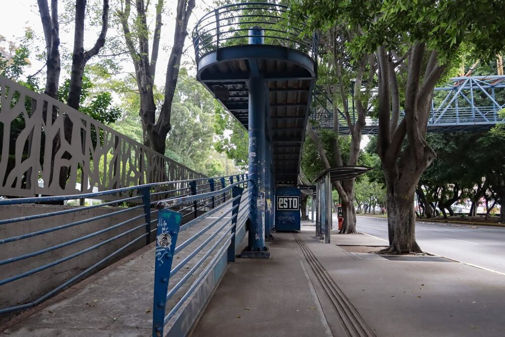 El puente que se ubica sobre el Bulevar Héroes del 5 de Mayo será sustituido por un cruce peatonal | Es Imagen para El Universal Puebla