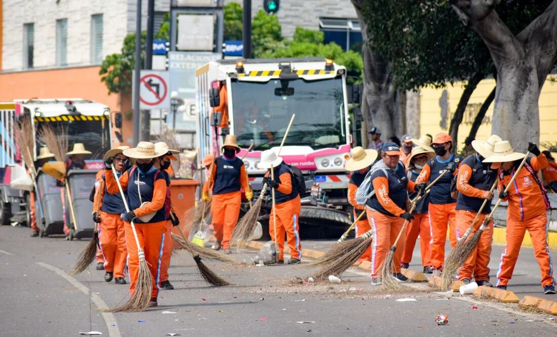 Será reconocida la labor de las naranjitas de Puebla con un aumento salarial, ya que se encargan de mantener limpia la ciudad. | Foto: Agencia Es Imagen para El Universal Puebla