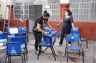 Escuelas se preparan para el regreso a clases presenciales, pero padres aún están temerosos