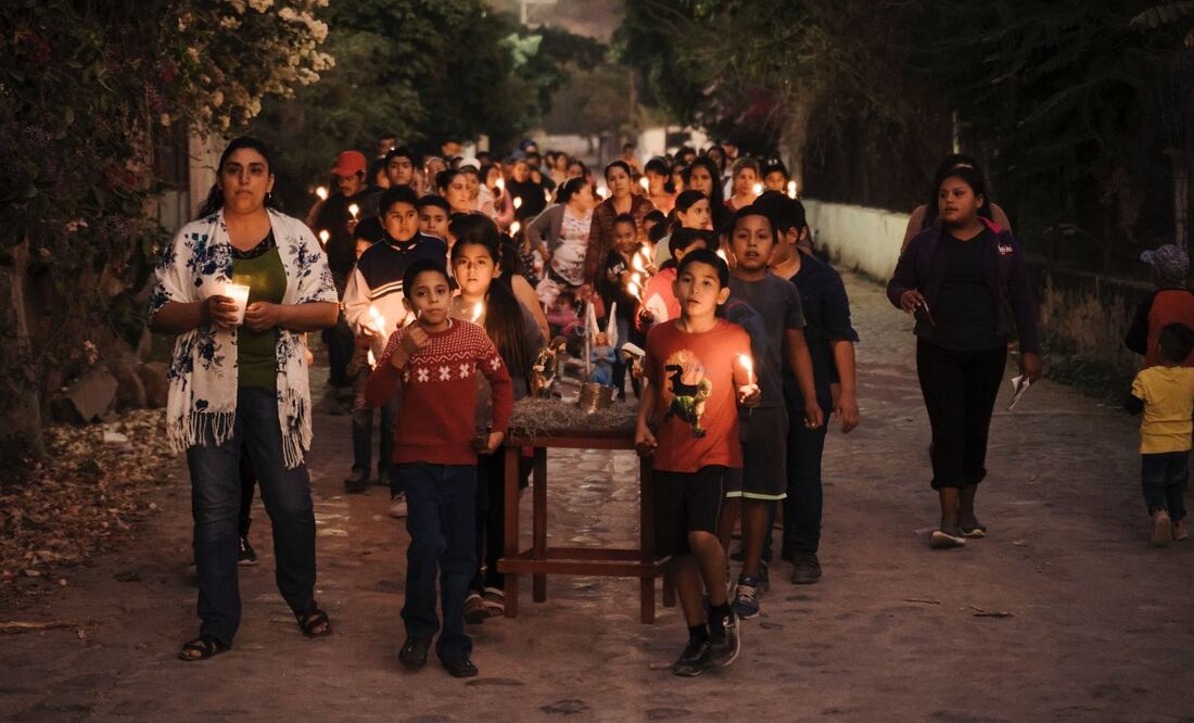 Durante estos días, la comunidad se reunía para proclamar misas y leer pasajes alusivos al nacimiento de Jesús, recreando el viaje de los padres de Jesús y su búsqueda de alojamiento. Además, se realizaban procesiones y se cantaban villancicos.
Foto: Producción El Universal Puebla