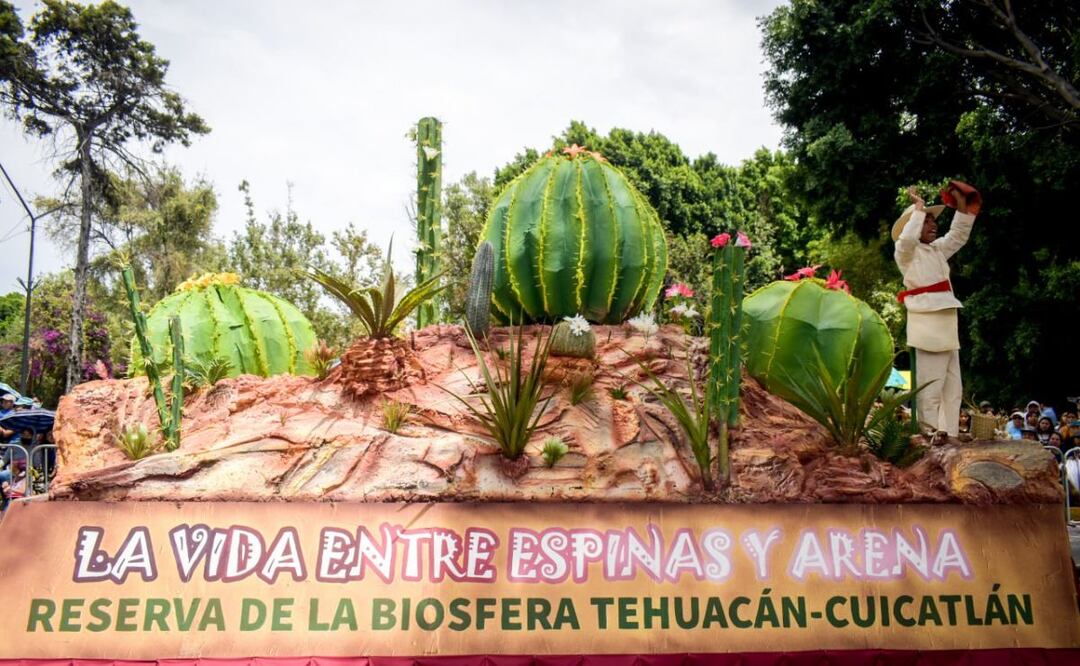 Personajes históricos y lugares hermosos como la Reserva de la Biosfera fueron representados en carros alegóricos en el desfile del 5 de mayo. | Foto: Agencia Es Imagen para El Universal Puebla