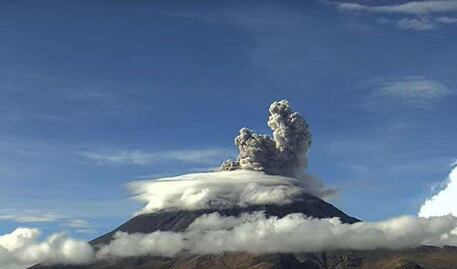 Volcán Popocatépetl registra explosión y una extraña formación en el cráter