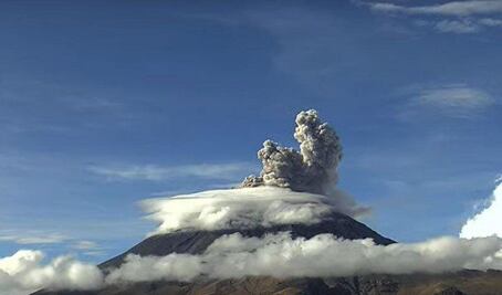 Volcán Popocatépetl registra explosión y una extraña formación en el cráter