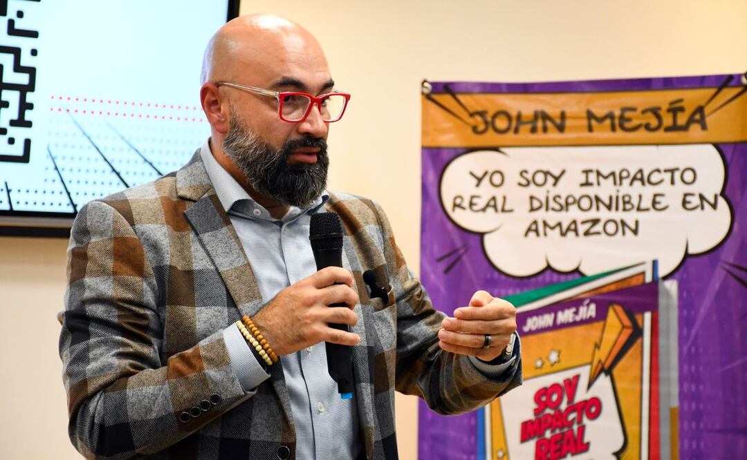 John Mejía expresó que es durante la formación académica que se aprenden los conocimientos generales y la cultura de un líder de medios electrónicos | Foto: BUAP