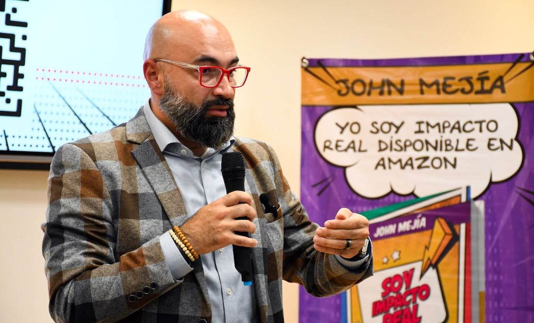 John Mejía expresó que es durante la formación académica que se aprenden los conocimientos generales y la cultura de un líder de medios electrónicos | Foto: BUAP