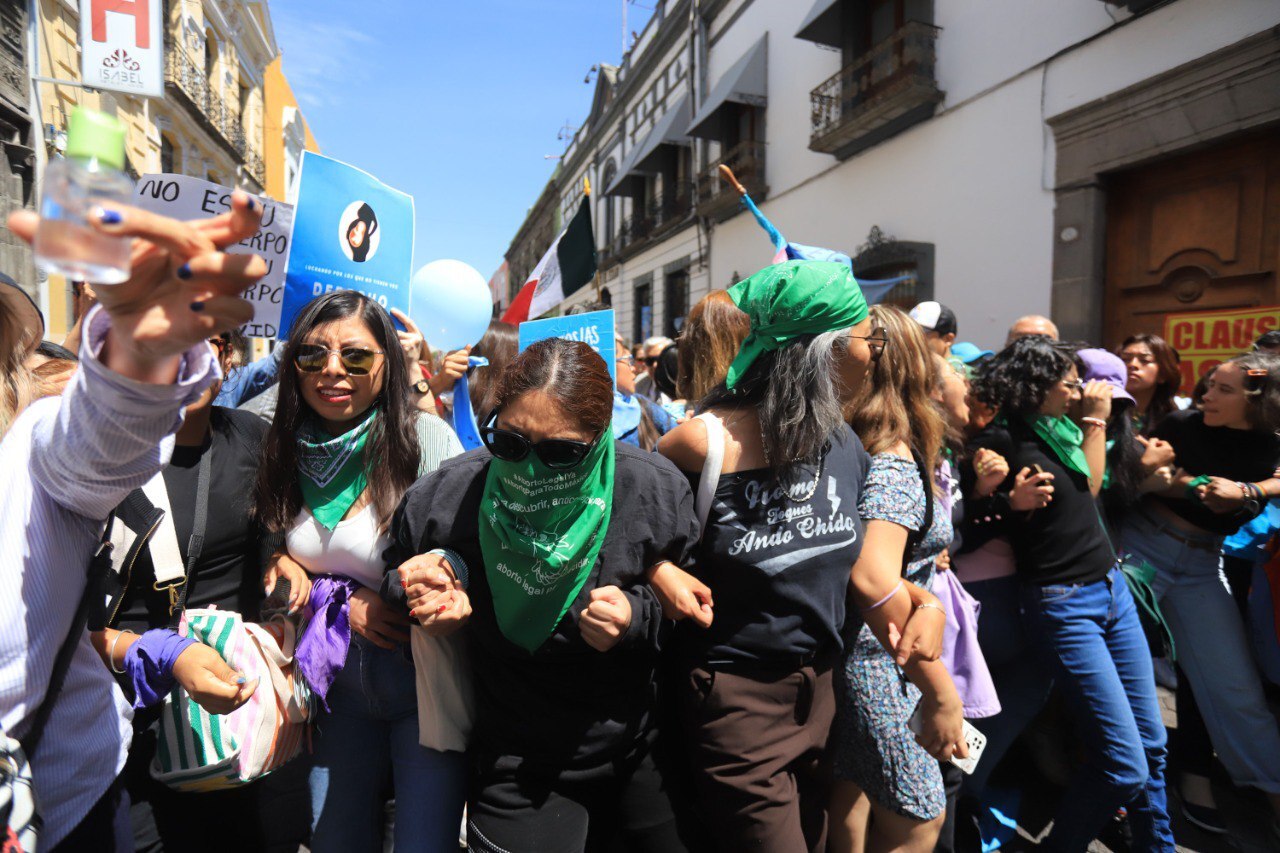 Grupos provida bloquean el acceso de los diputados al Congreso de Puebla | Es Imagen