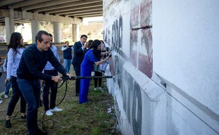 Panistas protestan y limpian bardas con propaganda política de Morena 