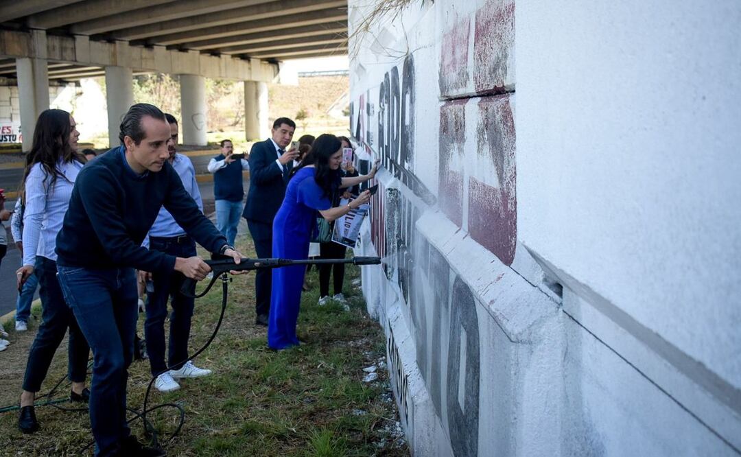 Panistas borraron parte de la propaganda política que hay en vialidades de Puebla. | Foto: Agencia Es Imagen para El Universal Puebla