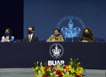 Lilia Cedillo preside la graduación de 268 egresados de Psicología