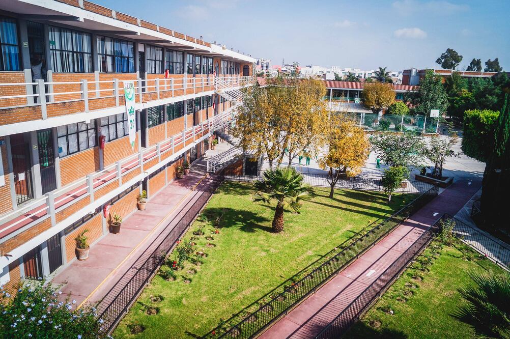 Inicialmente se informó que dos menores habían perdido la vida, pero las autoridades han confirmado que hasta el momento el saldo es de un menor de 16 años fallecido. 

Foto: Producción El Universal Puebla