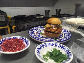 ¿La probarías? Ofrecen Hamburguesa en Nogada en Puebla