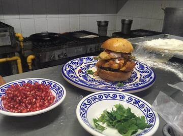 ¿La probarías? Ofrecen Hamburguesa en Nogada en Puebla