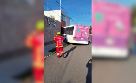 Microbús de la Ruta 33 choca contra una casa en la 27 Oriente, entre la 6 y 8 Sur