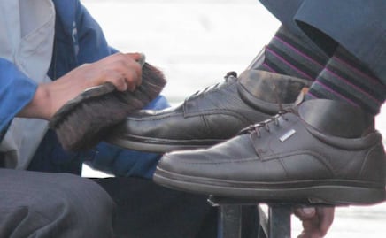 Don José, 49 años de bolear zapatos en Puebla