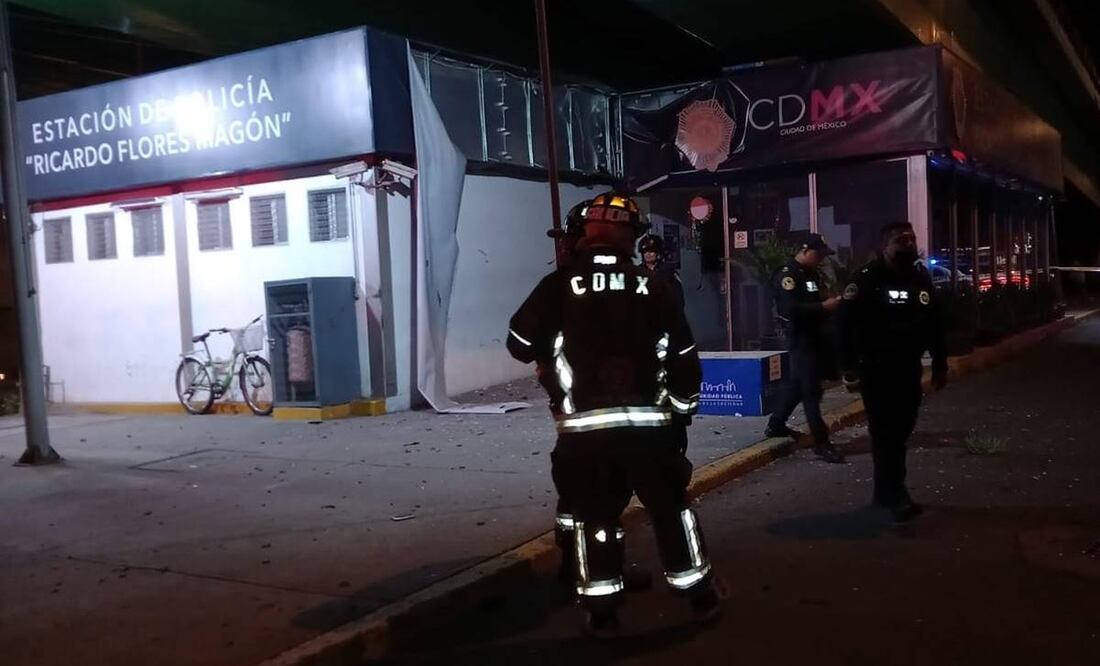 Explota "artefacto casero" en estación de policía de la Santa María la Ribera, reportan bomberos; hay dos policías heridos