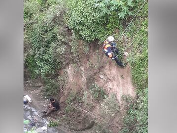 Avientan a hombre a barranca tras asaltarlo en la Naciones Unidas