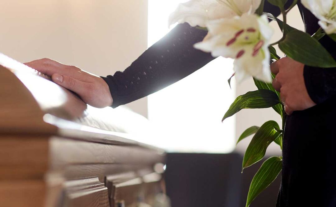 Entre lágrimas, los familiares y amigos se despidieron de Juan, quien fue asesinado en el Carnaval de Huejotzingo | Foto: Especial