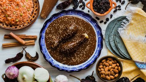 Mole poblano. ¿Cuántos ingredientes lleva la receta original?