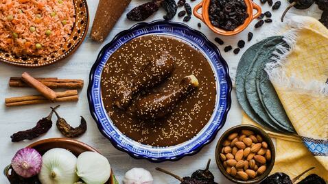 Mole poblano. ¿Cuántos ingredientes lleva la receta original?