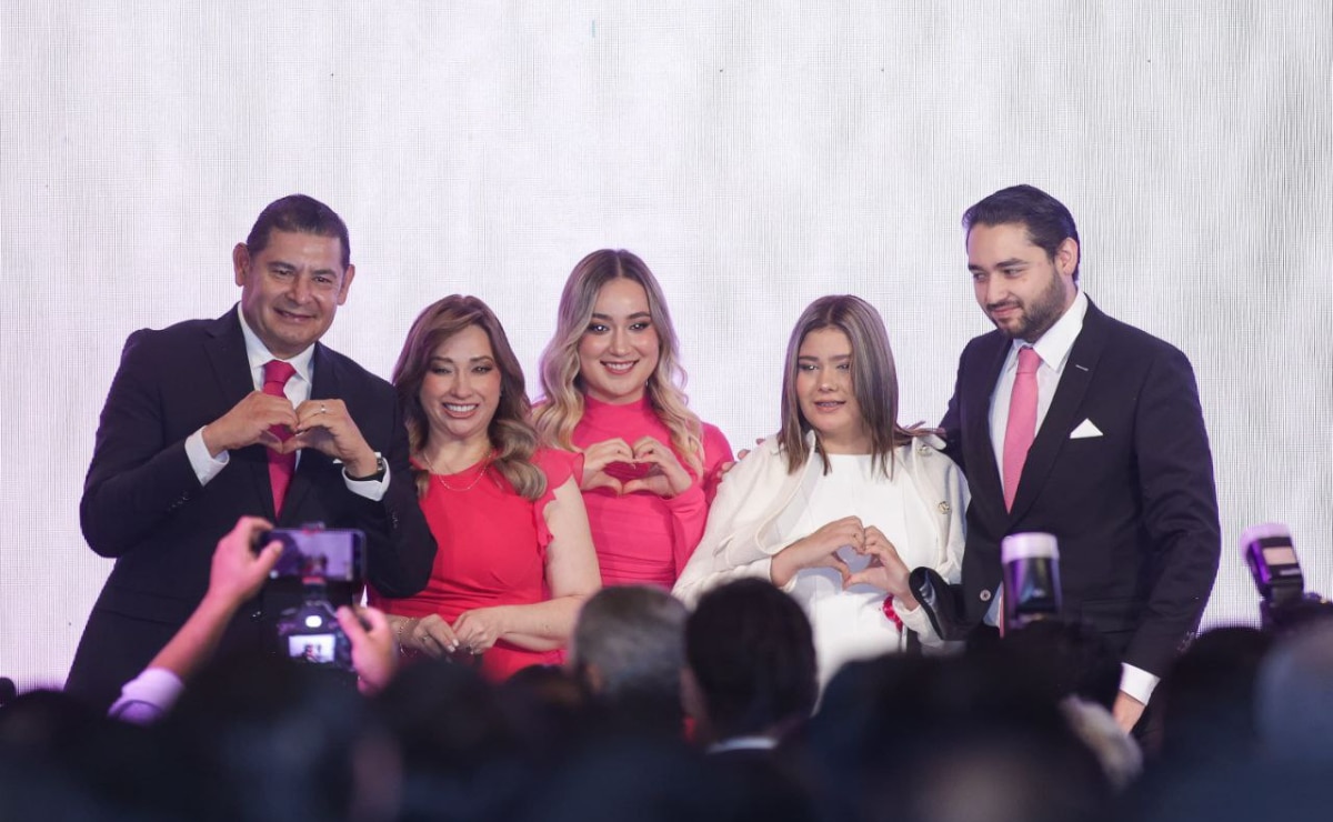 Ceci Arellano rindió protesta como presidenta honoraria del Patronato del Sistema Estatal para el Desarrollo Integral de la Familia (SEDIF), ante cientos de poblanas y poblanos I Foto: Gobierno del Estado