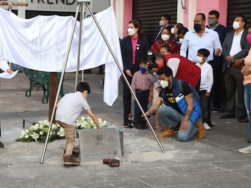 Colocan cápsula del tiempo en la calle de los dulces en Puebla